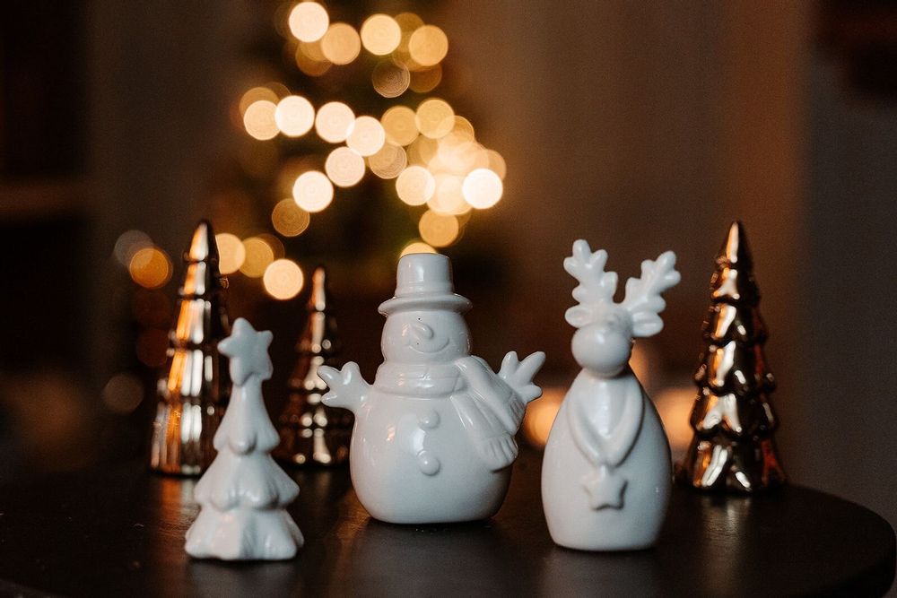 Christmas table settings - Ceramic White Christmas Tree with Star - WE LOVE SEASONS
