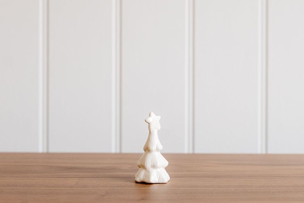 Christmas table settings - Ceramic White Christmas Tree with Star - WE LOVE SEASONS