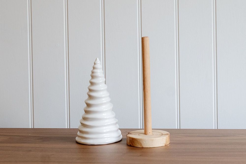 Christmas table settings - Ceramic Small White Christmas Tree - WE LOVE SEASONS