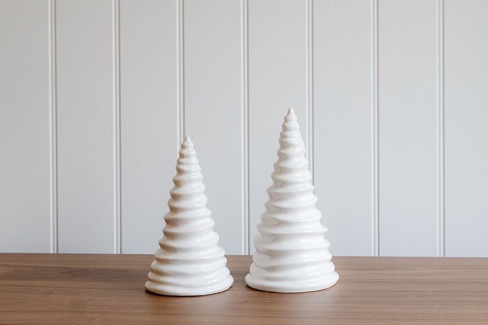 Christmas table settings - Ceramic Small White Christmas Tree - WE LOVE SEASONS