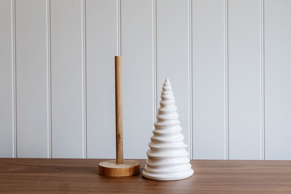 Christmas table settings - Ceramic Large White Christmas Tree - WE LOVE SEASONS