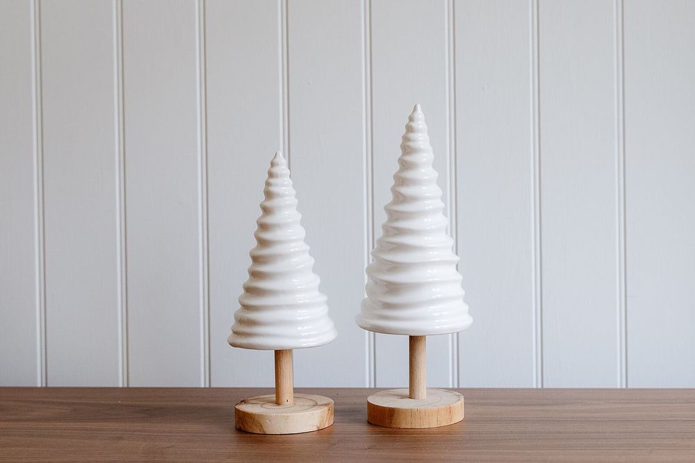 Christmas table settings - Ceramic Large White Christmas Tree - WE LOVE SEASONS