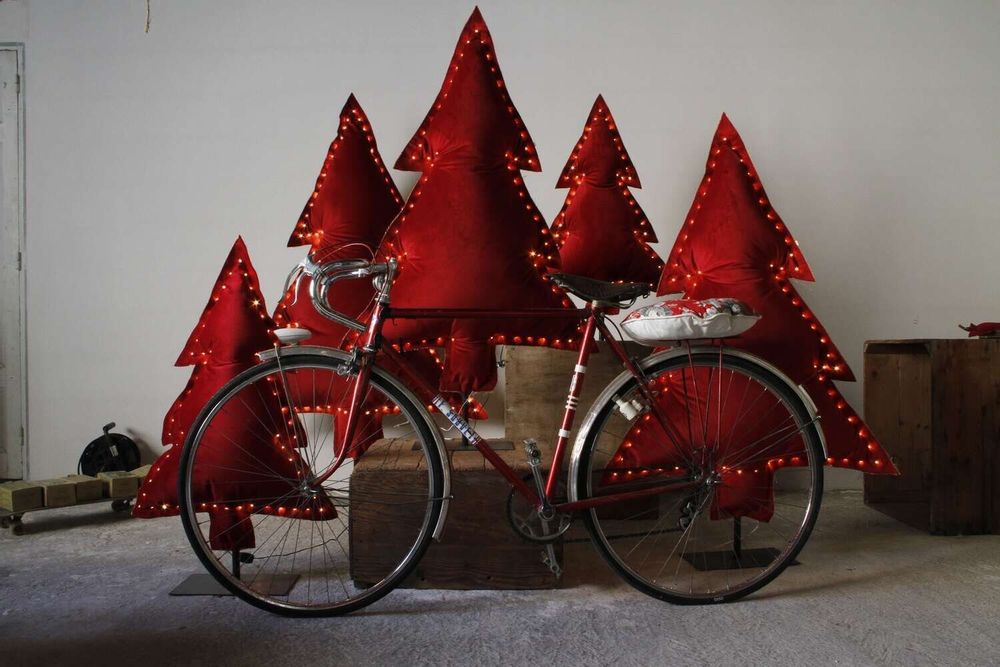 Moveable lighting - Bright red fir trees - ROSE VELOURS