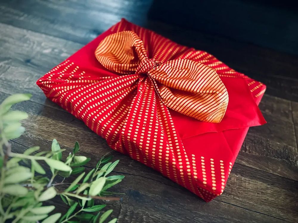 Gifts - Reusable Gift Wrap – Golden Hen Poppy Red - CARÉDEAU PAPIER CADEAU RÉUTILISABLE