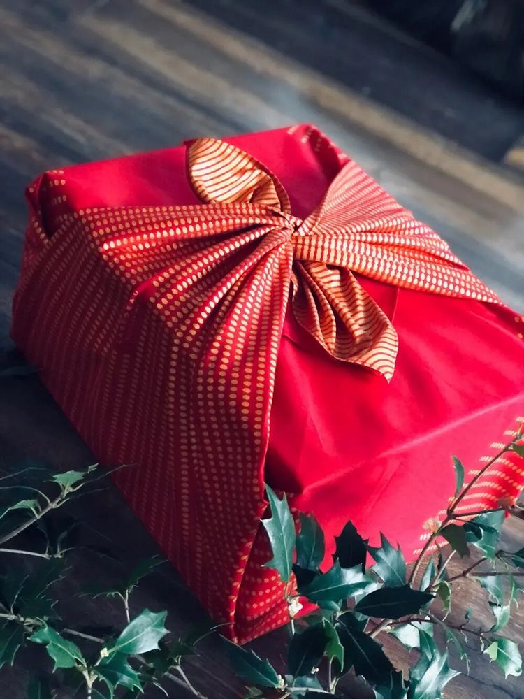 Gifts - Reusable Gift Wrap – Golden Hen Poppy Red - CARÉDEAU PAPIER CADEAU RÉUTILISABLE