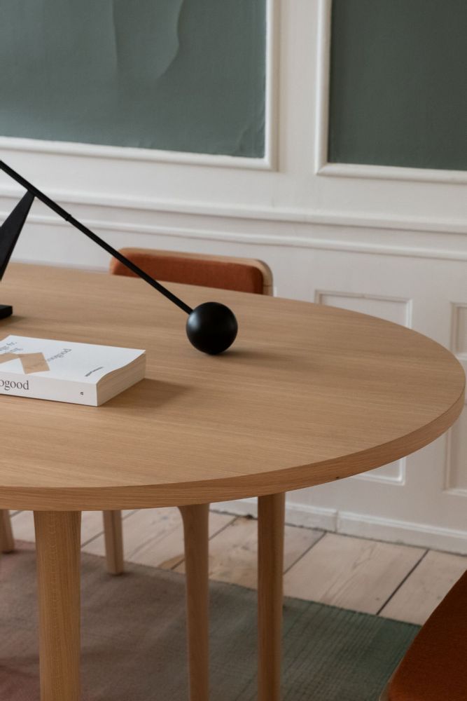 Mobilier et rangements pour bureau - CAST — Table de salle à manger ovale minimaliste en bois de frêne - MOR
