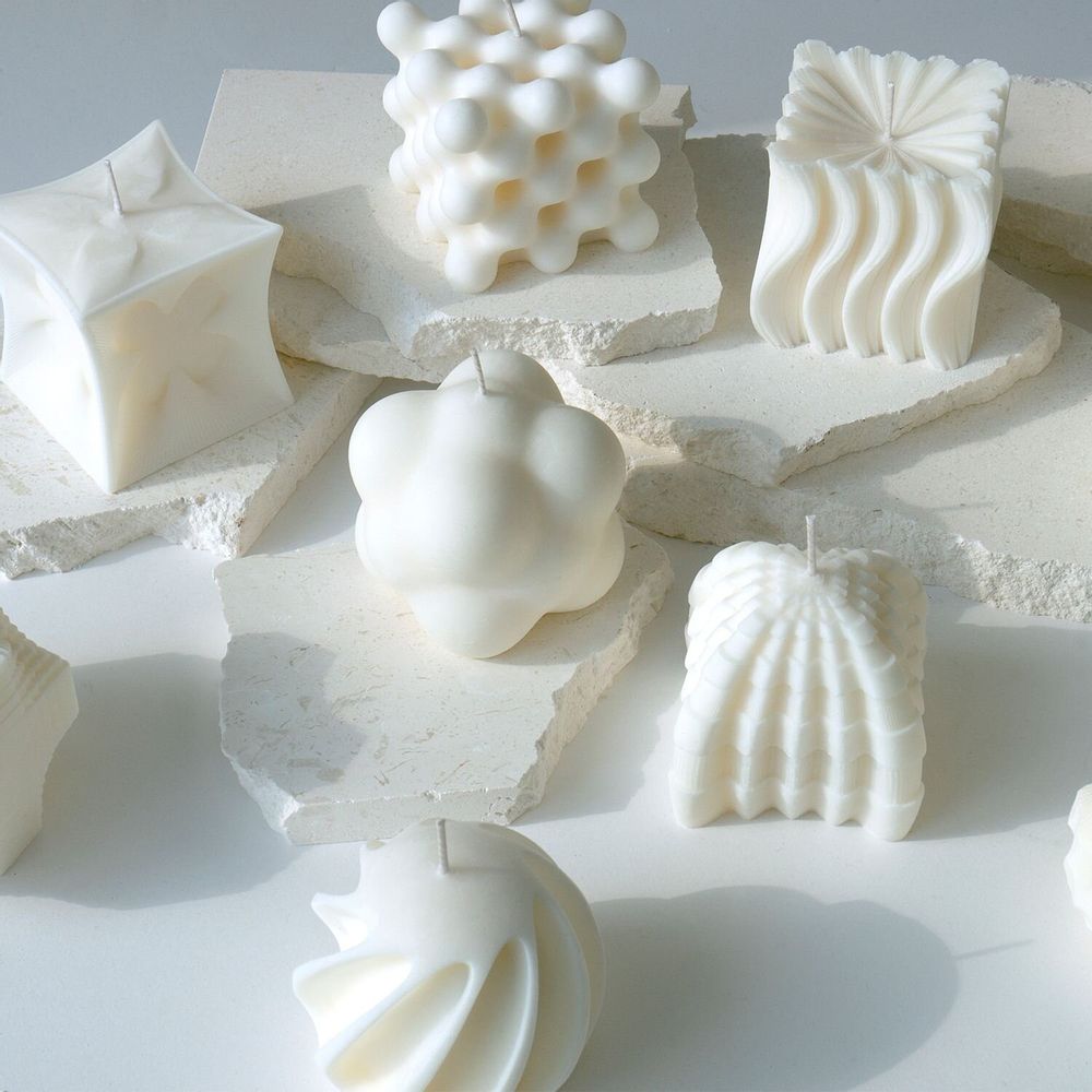 Candles - Scented sculptural Candle - packed in a golden box - WOOSM