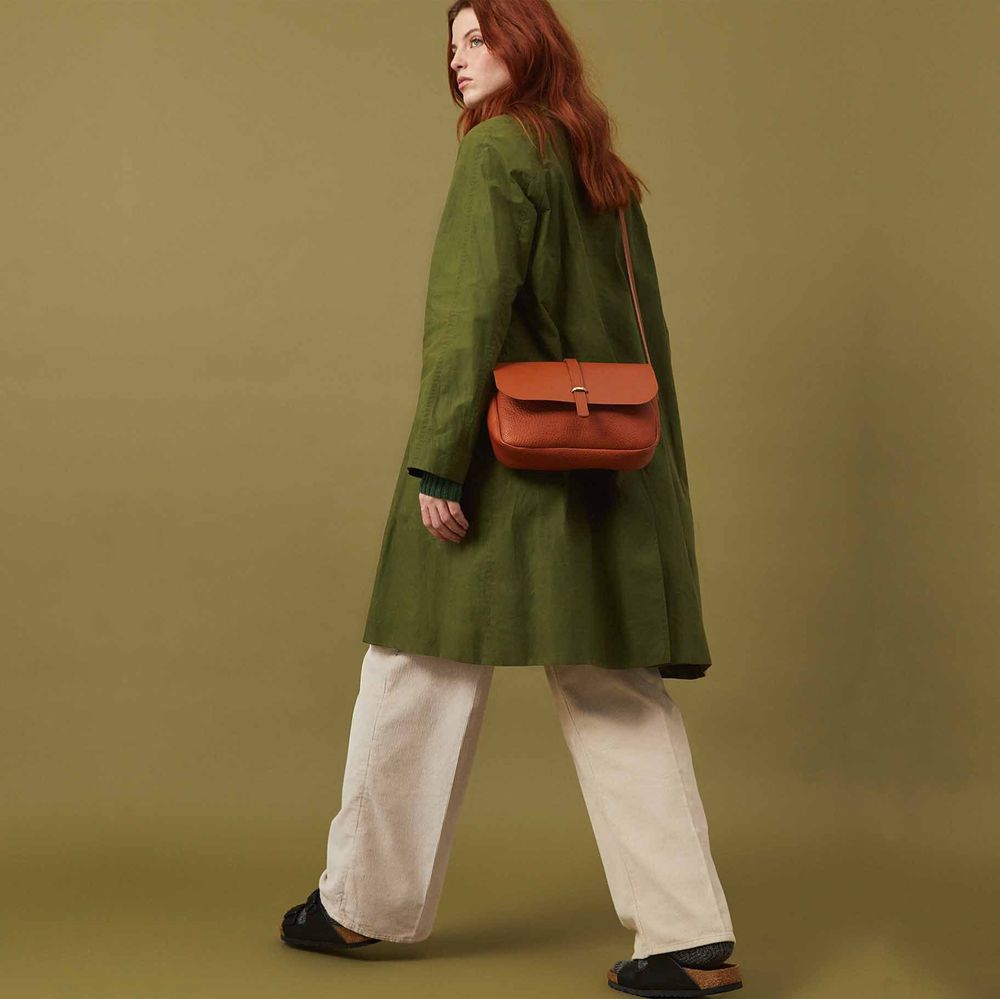 Sacs et cabas - Merlin - Grand sac à bandoulière en cuir brun grainé - MIMI BERRY