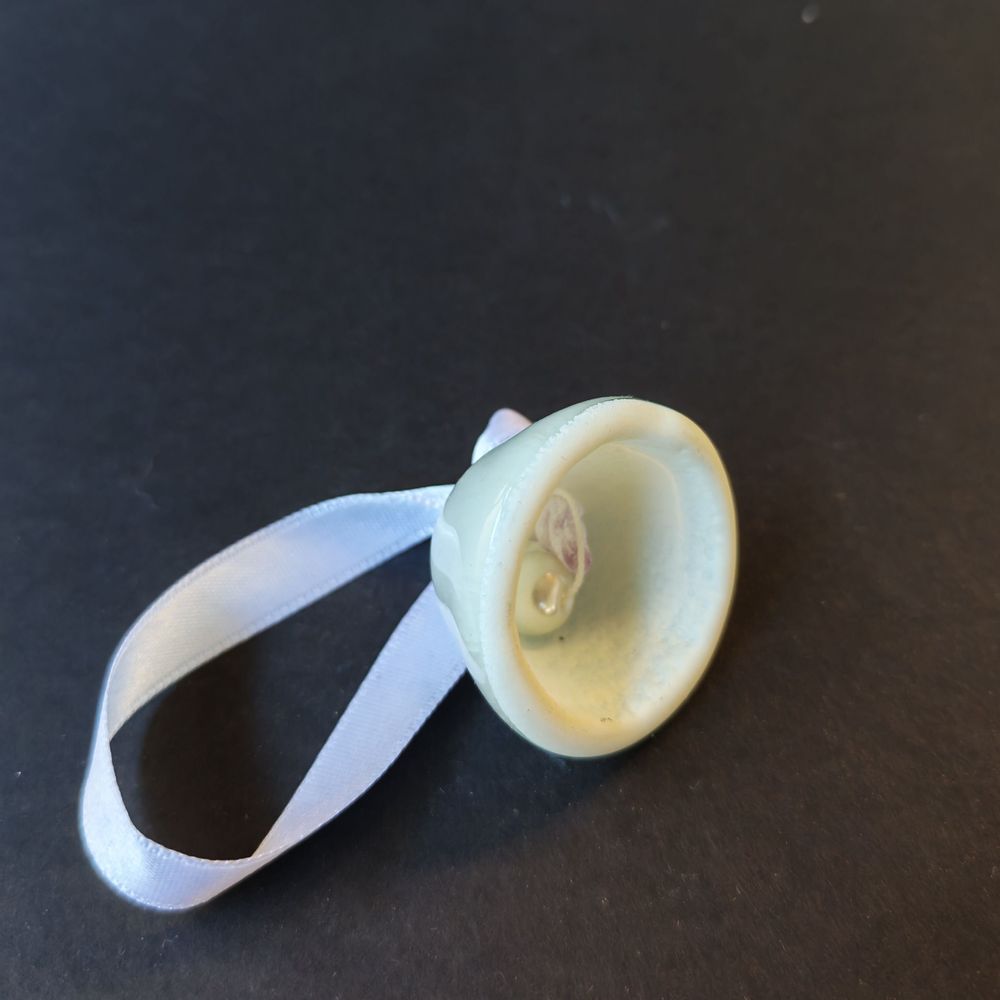 Autres décorations de Noël - Petite cloche en verre blanc sur un élégant cintre en ruban - CARNEOL GLASS