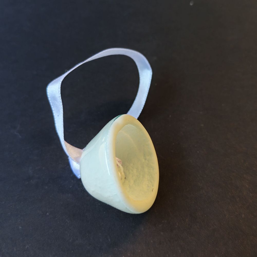Autres décorations de Noël - Petite cloche en verre blanc sur un élégant cintre en ruban - CARNEOL GLASS