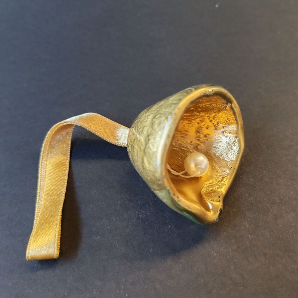 Autres décorations de Noël - Cloche en verre de couleur dorée sur un élégant porte-ruban - CARNEOL GLASS
