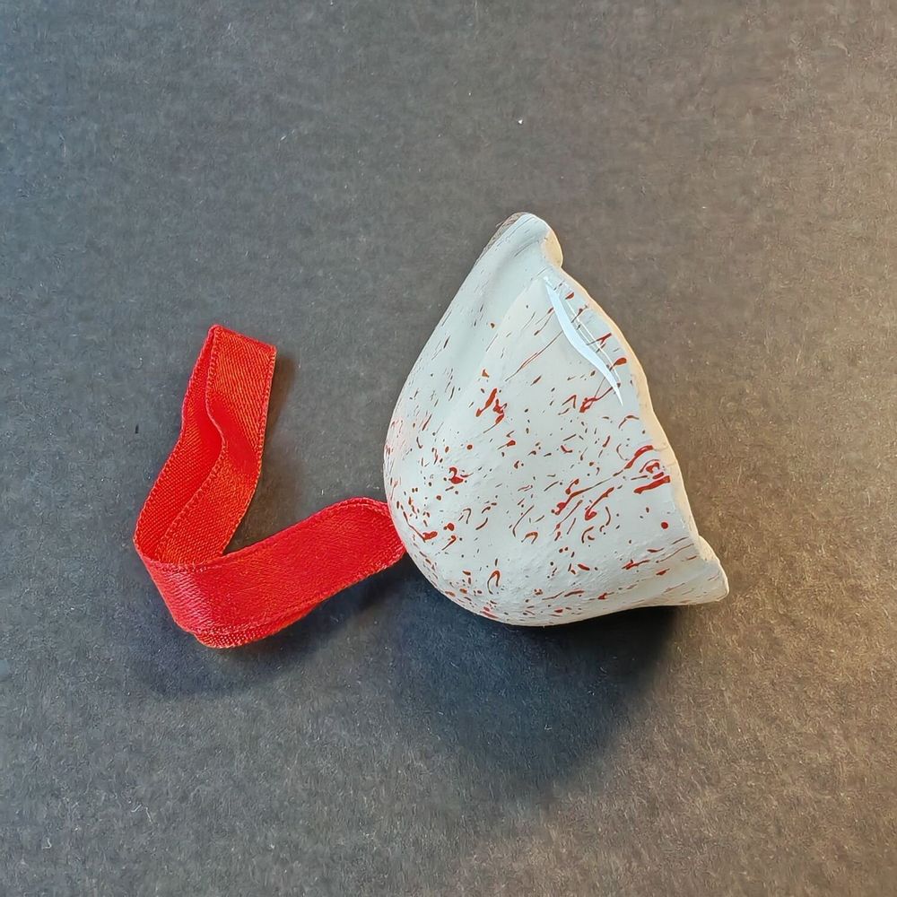 Autres décorations de Noël - Cloche en verre de couleur blanc-rouge sur un élégant porte-ruban - CARNEOL GLASS