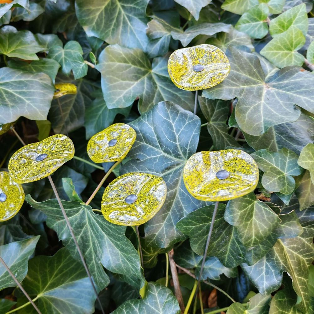 Décorations florales - Petite fleur ronde en verre pour l'extérieur de couleur transparente, jaune, noire avec tige en acier inoxydable de 43 cm - CARNEOL GLASS