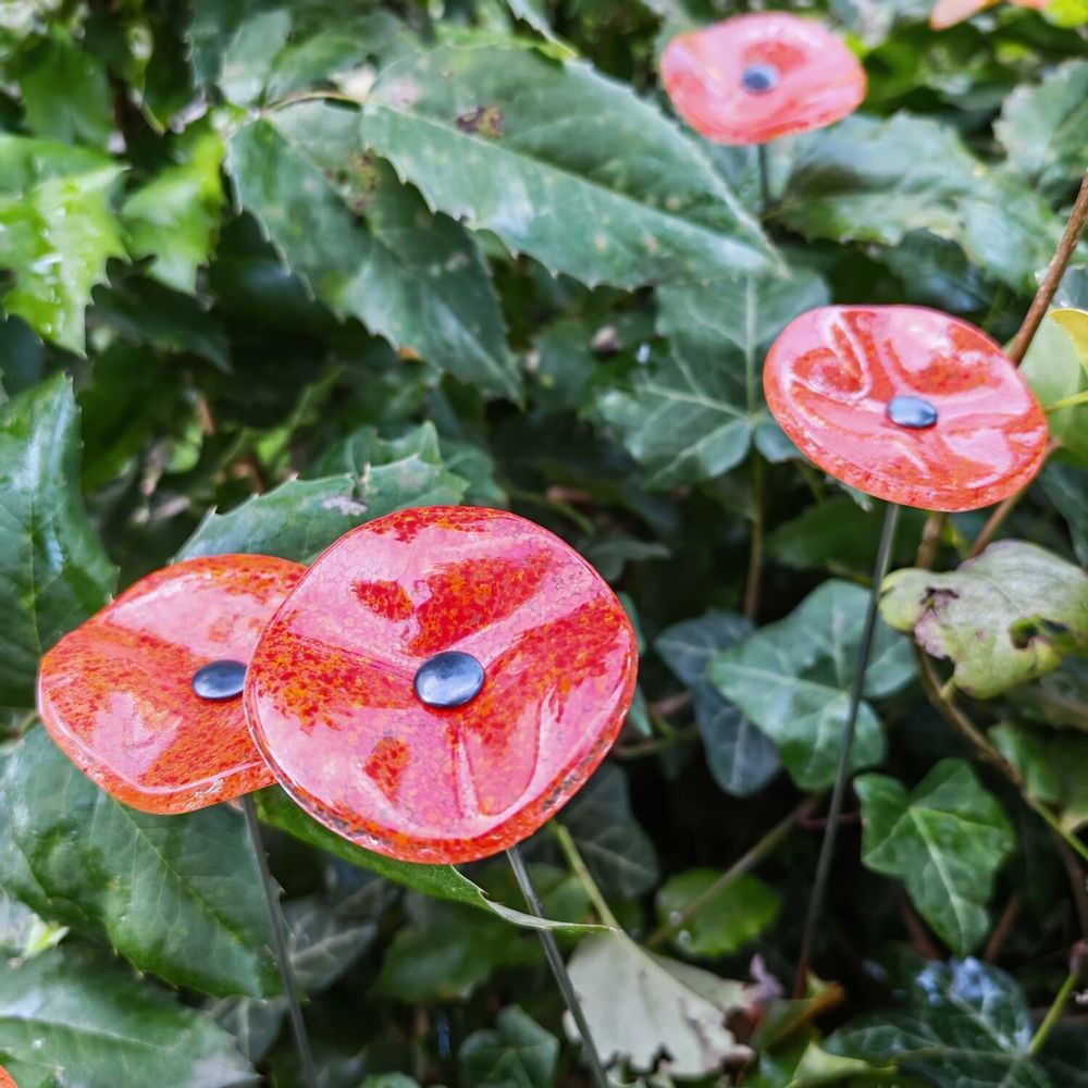 Floral decoration - Round small glass flower for outdoor use in transparent, orange, red colour with 43 cm stainless steel stem - CARNEOL GLASS