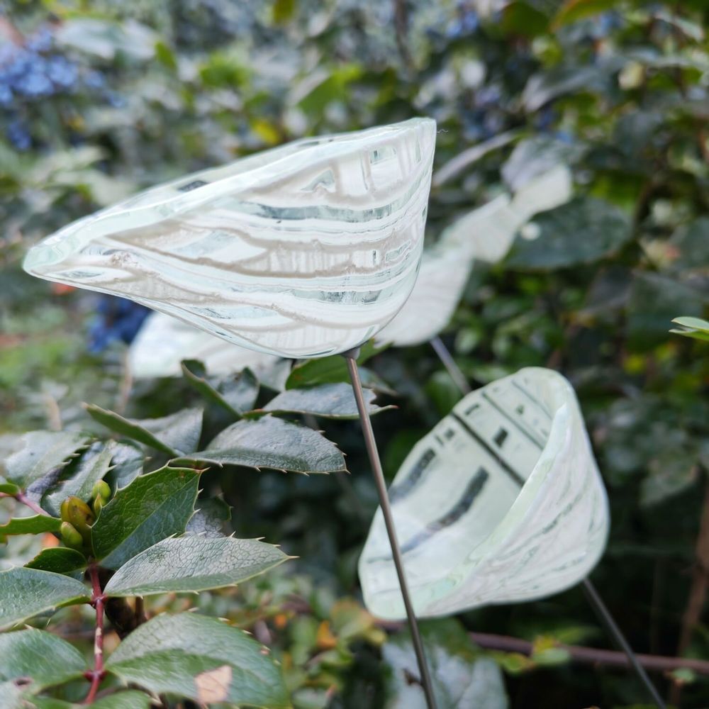 Floral decoration - Medium -sized glass calabel flower for outdoor in transparent-white colour with 43 cm stainless steel stem. - CARNEOL GLASS