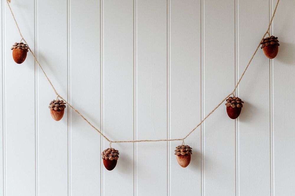 Christmas garlands and baubles - Acorn Garland - WE LOVE SEASONS