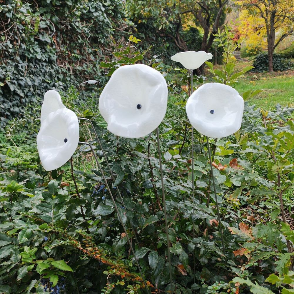 Décorations florales - Fleur en verre en forme d'entonnoir de taille moyenne pour une utilisation en extérieur de couleur blanche avec une tige en acier inoxydable de 1 mètre - CARNEOL GLASS