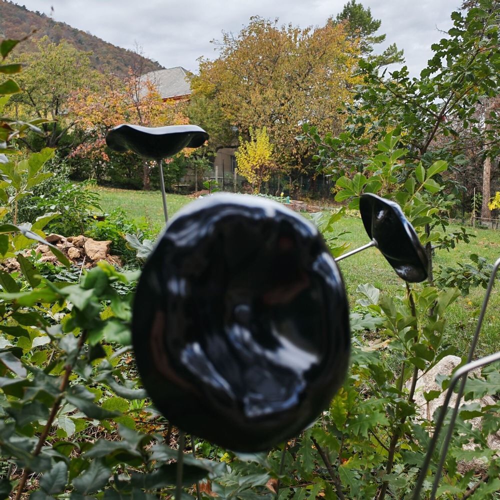 Floral decoration - Medium size funnel shaped glass flower for outdoor use in black colour with 1 meter stainless steel stem - CARNEOL GLASS