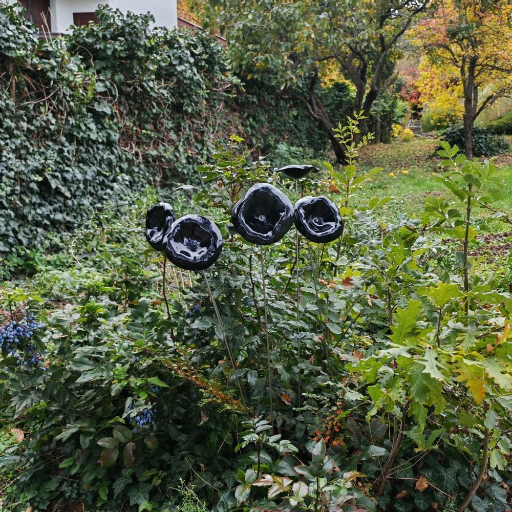 Floral decoration - Medium size funnel shaped glass flower for outdoor use in black colour with 1 meter stainless steel stem - CARNEOL GLASS