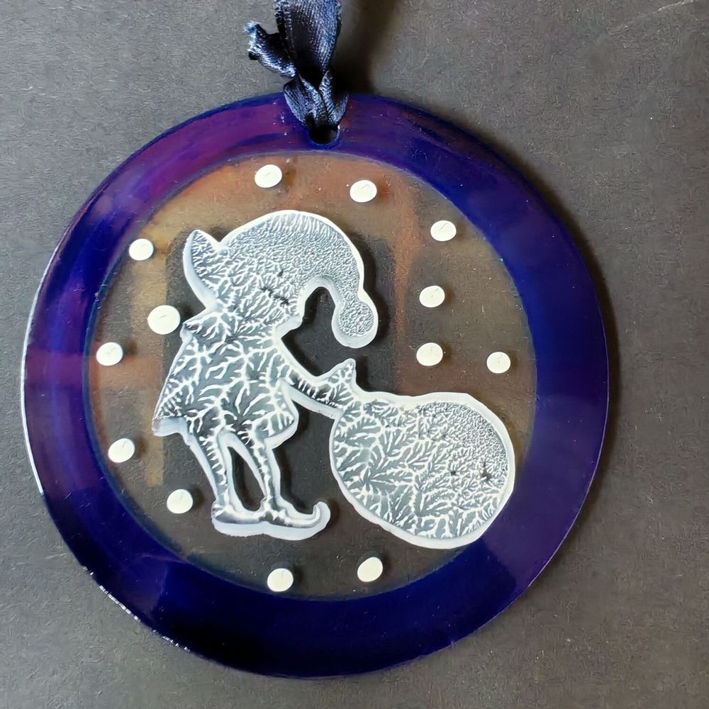 Other Christmas decorations - Blue hand-painted elf with bag glass ornament - CARNEOL GLASS