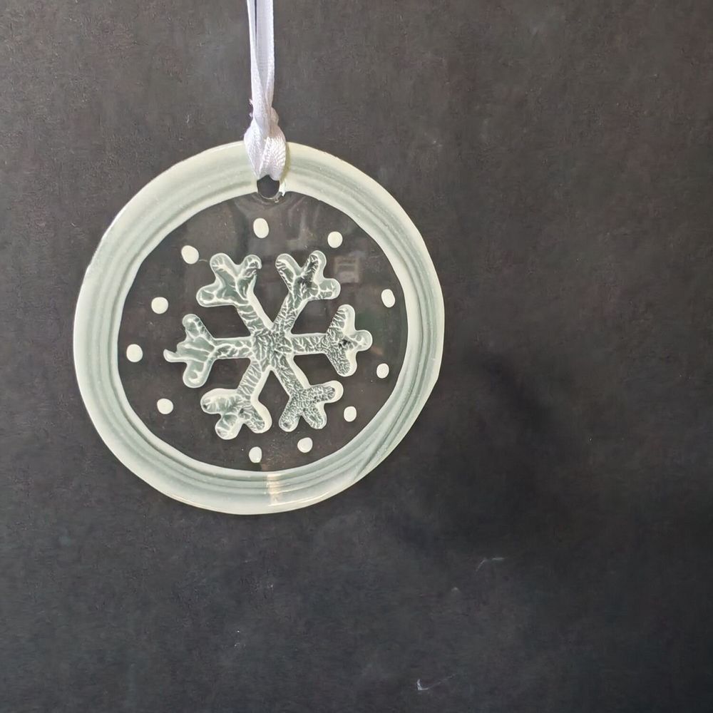 Autres décorations de Noël - Décoration en verre blanche peinte à la main en forme de flocon de neige - CARNEOL GLASS