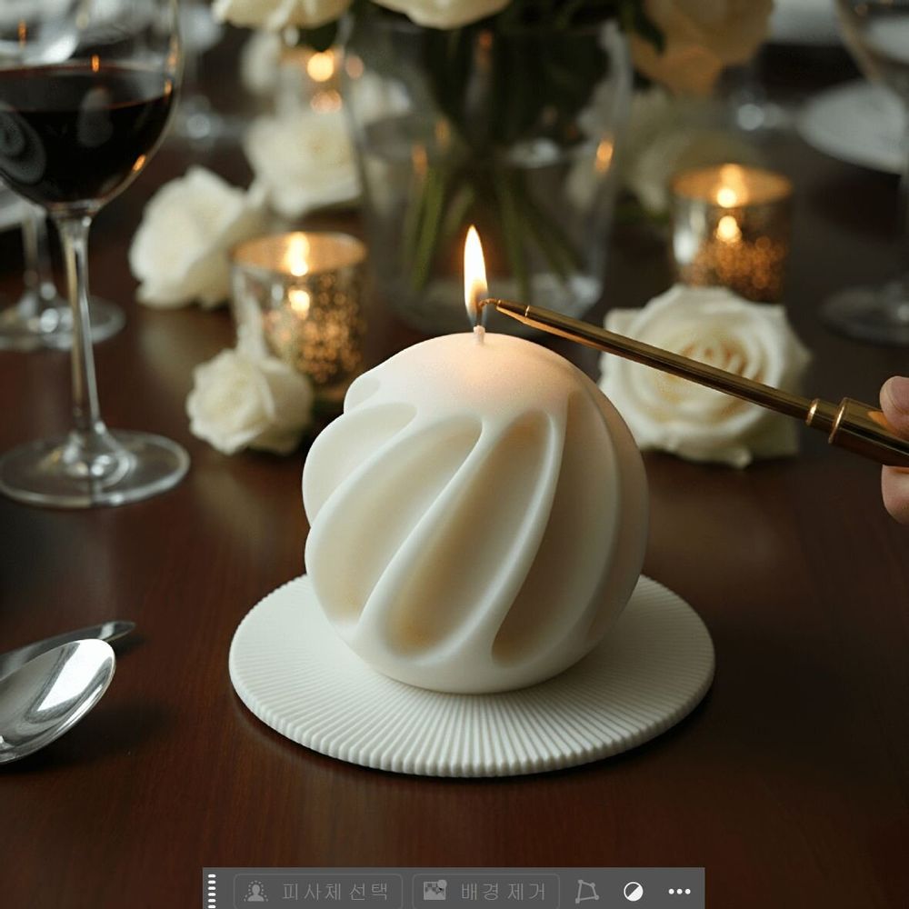 Candles - Scented sculptural Candle - packed in a golden box - WOOSM