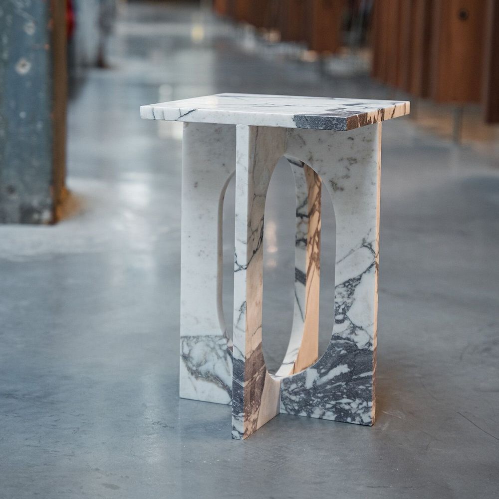 Tables basses - 'BOND' SIDE TABLE - CALACATTA MARBLE - KIWANO CONCEPT