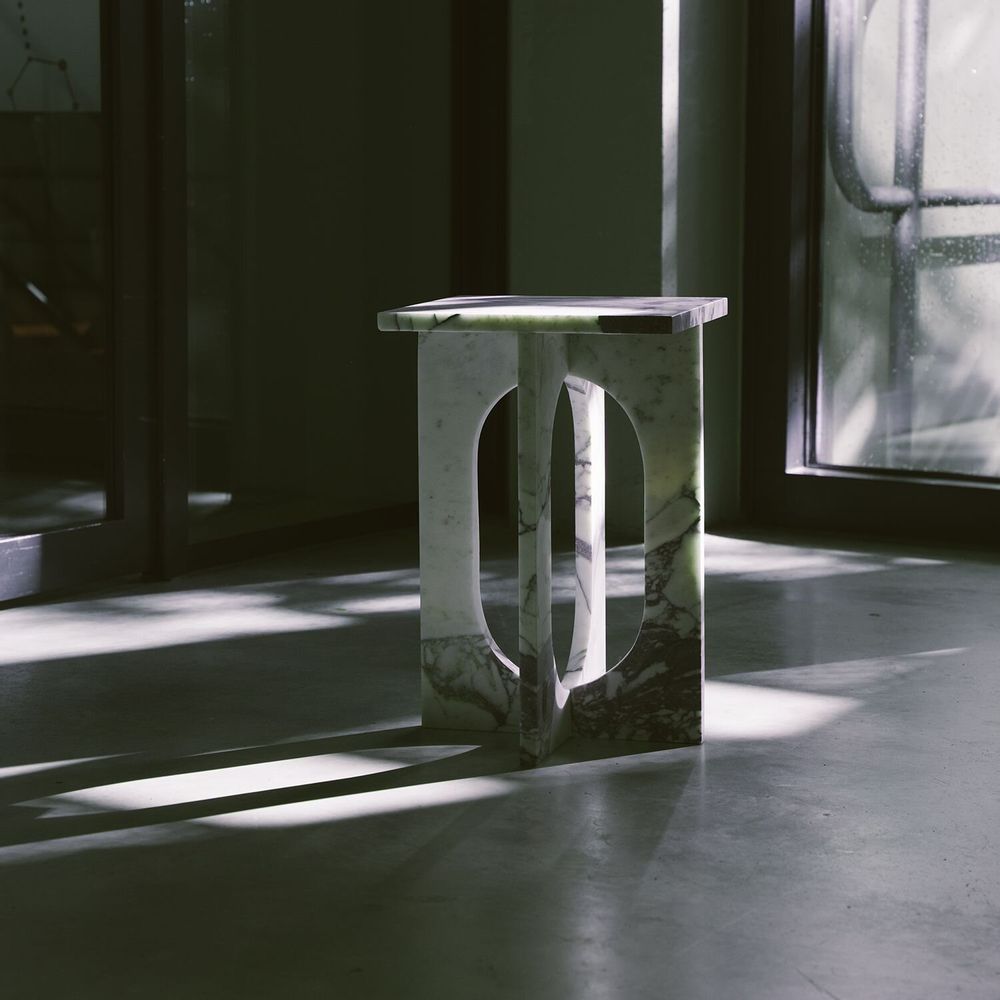 Tables basses - 'BOND' SIDE TABLE - CALACATTA MARBLE - KIWANO CONCEPT