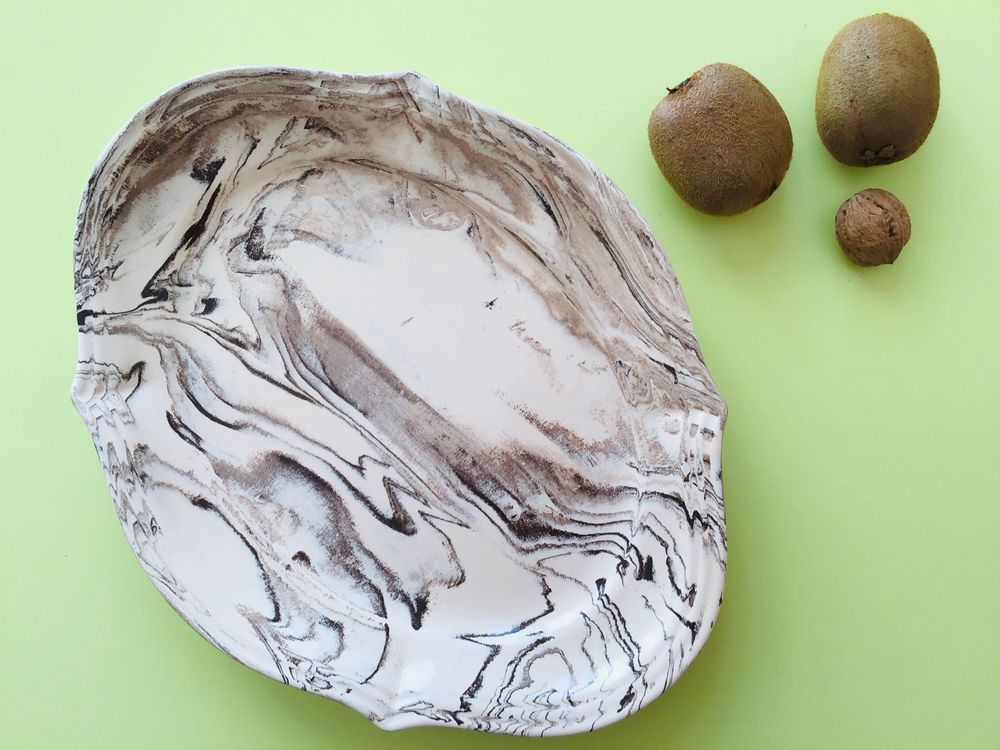 Céramique - Luigi, grand plat Louis XV - FAIENCES DE MILLOUX  BÉQUET F.