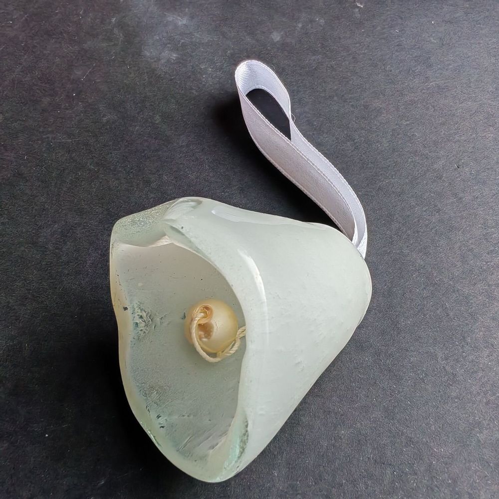 Other Christmas decorations - Large white glass bell on elegant ribbon hanger - CARNEOL GLASS