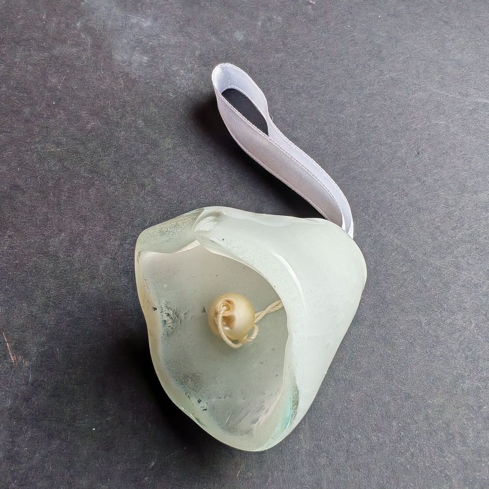 Other Christmas decorations - Large white glass bell on elegant ribbon hanger - CARNEOL GLASS