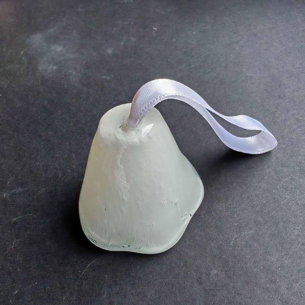 Other Christmas decorations - Large white glass bell on elegant ribbon hanger - CARNEOL GLASS
