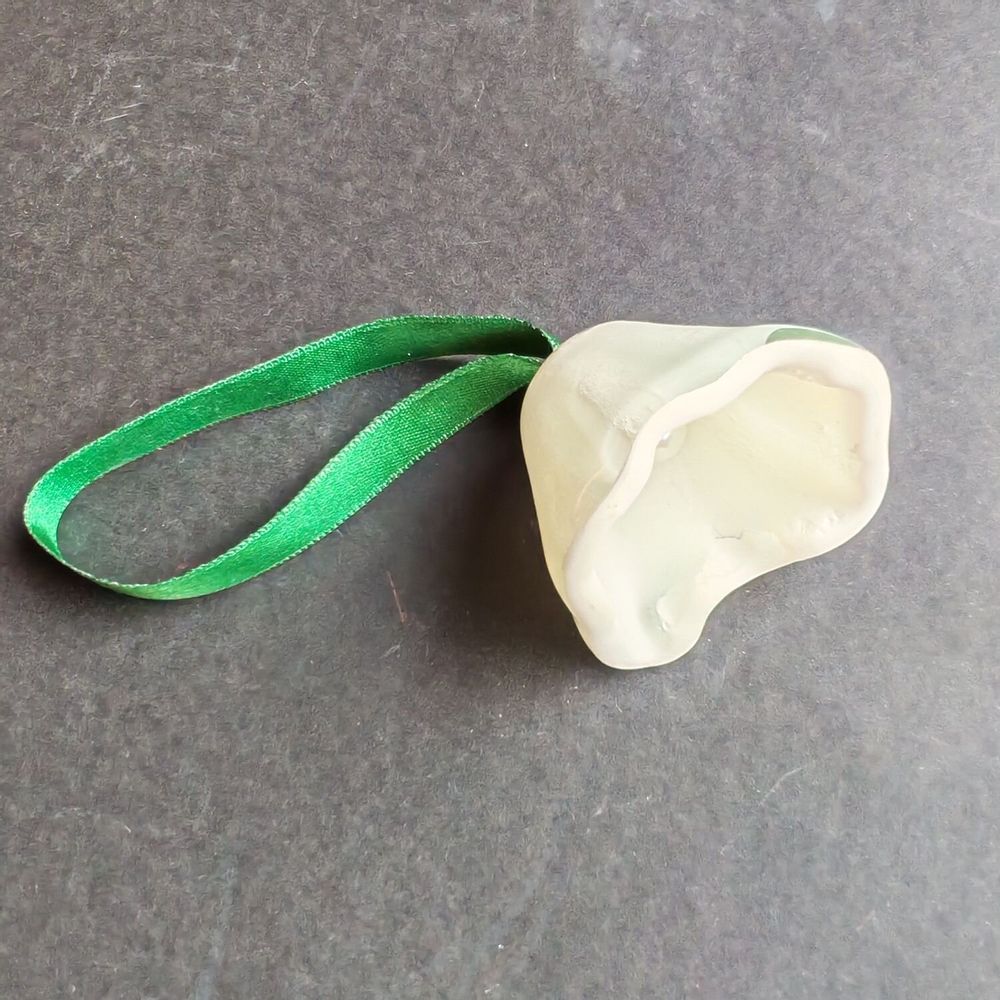 Other Christmas decorations - Large white glass bell on elegant ribbon hanger - CARNEOL GLASS