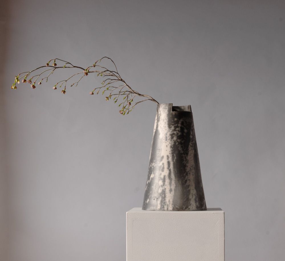 Ceramic - Cut medium vase - naked dark - STUDIONUDO