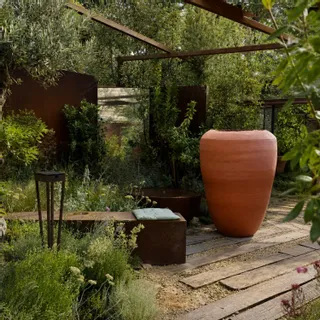 KIATHOS — Présence monumentale au jardin