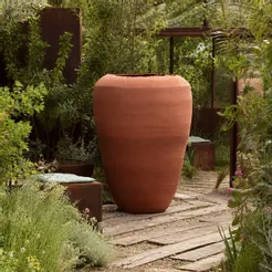 KIATHOS — Présence monumentale au jardin