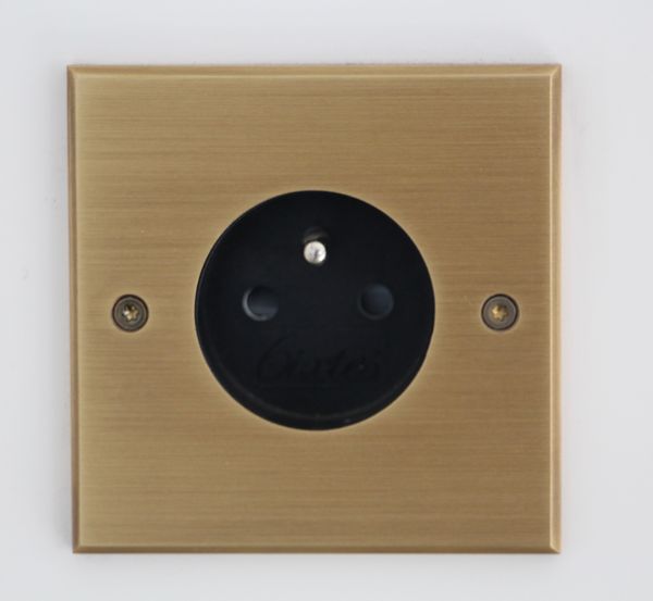 Power outlet in brass medaille bronze finish
