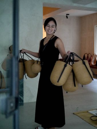 AMILUS CHIH WEN CHOU - Une Fille aux Cheveux Noirs x Kamaro'an
