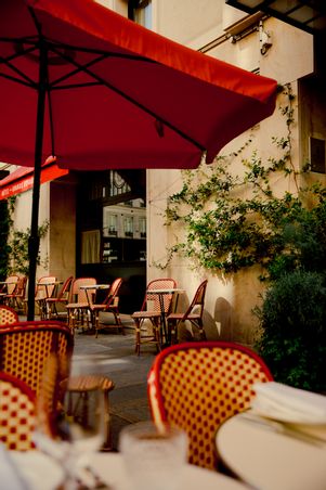 HOTEL DES GRANDS VOYAGEURS - Hôtel des Grands Voyageurs outdoor terrace