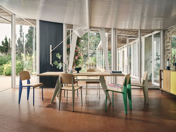 VITRA - Table EM, chaises Standard - design Jean Prouvé