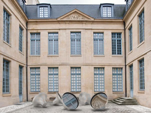 MUSEE DE LA CHASSE ET DE LA NATURE - Vue préparatoire de l’installation Spinning Around dans la cour du musée © Sophia Taillet