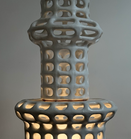 CLÉMENTINE LONG AU PETIT PRIEURÉ - Grid lamp and table