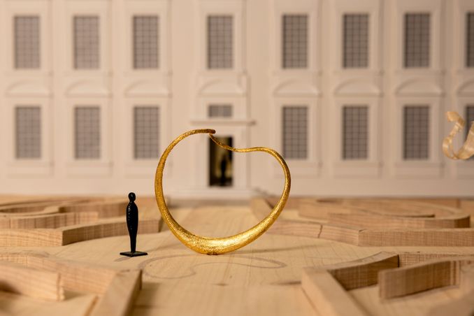JOSEPH WALSH STUDIO - Modèle réduit à l'échelle de la sculpture monumentale Magnus dans la cour et le jardin de l'Hôtel de Sully.