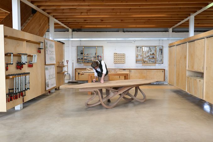 JOSEPH WALSH STUDIO - Joseph Walsh dans son atelier à Fartha, dans le comté de Cork, en Irlande. La table de salle à manger Enignum, qui sera exposée à l'Hôtel de Sully à Paris, est la seule de ce type à avoir été réalisée en noyer à ce jour.