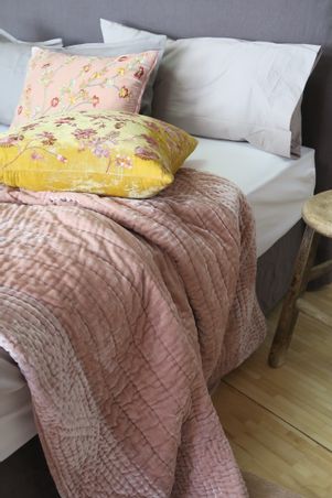 https://mom.maison-objet.com/fr/produit/9764/plaid-matelasse-en-velours