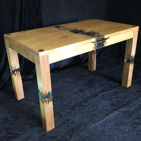 https://mom.maison-objet.com/fr/produit/49600/table-rectangulaire-en-bois-et-resine