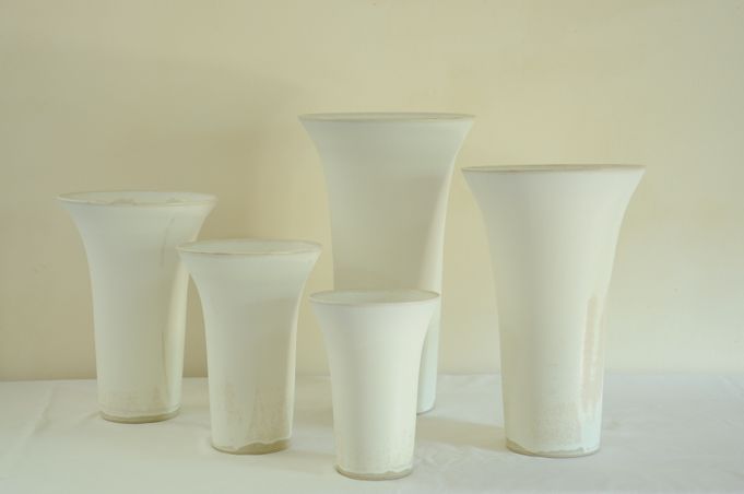 https://mom.maison-objet.com/fr/produit/10715/groupe-de-vases-en-gres-h-20-45-cm-email-blanc-cristallise