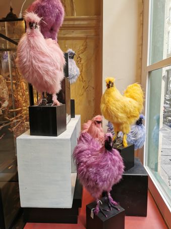 https://mom.maison-objet.com/fr/produit/89027/poules-colorees-i-decoration