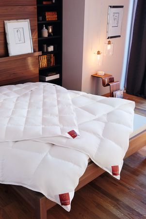 https://mom.maison-objet.com/fr/produit/102865/carat-couette-a-carres-legere-duvet-d-oies