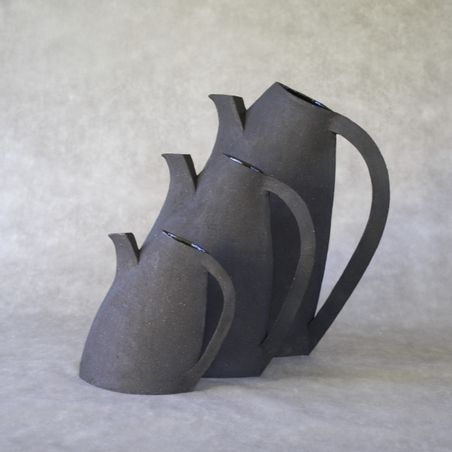 https://mom.maison-objet.com/fr/produit/109786/pichet-ema-noir-400ml-1200ml-4000ml